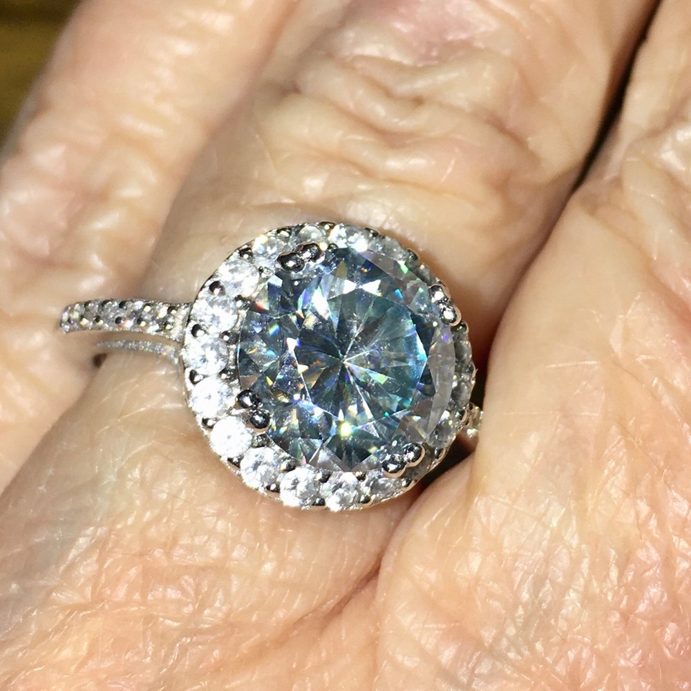 ❤️BEAUTIFUL PALE BLUE HALO MOISSANITE RING
